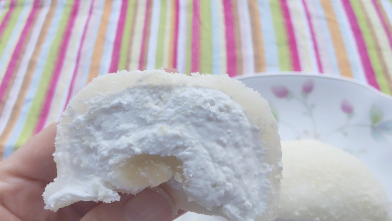 ラ・フランス大福 手に持っているところ